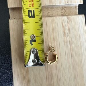 Mejuri Charlotte Huggie Hoop (only one)